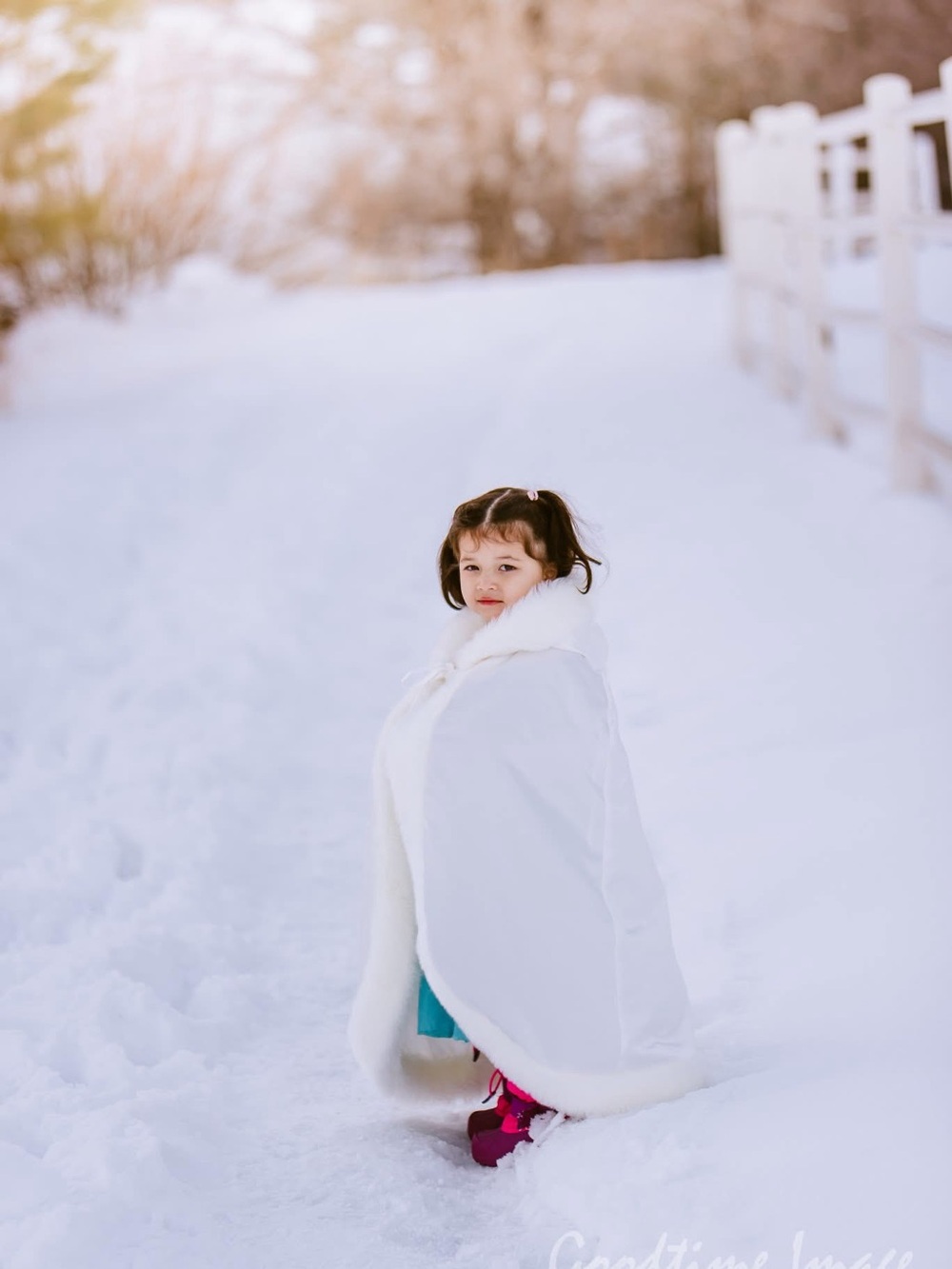 Elegant White Faux-Fur Trim Cape Jacket costume